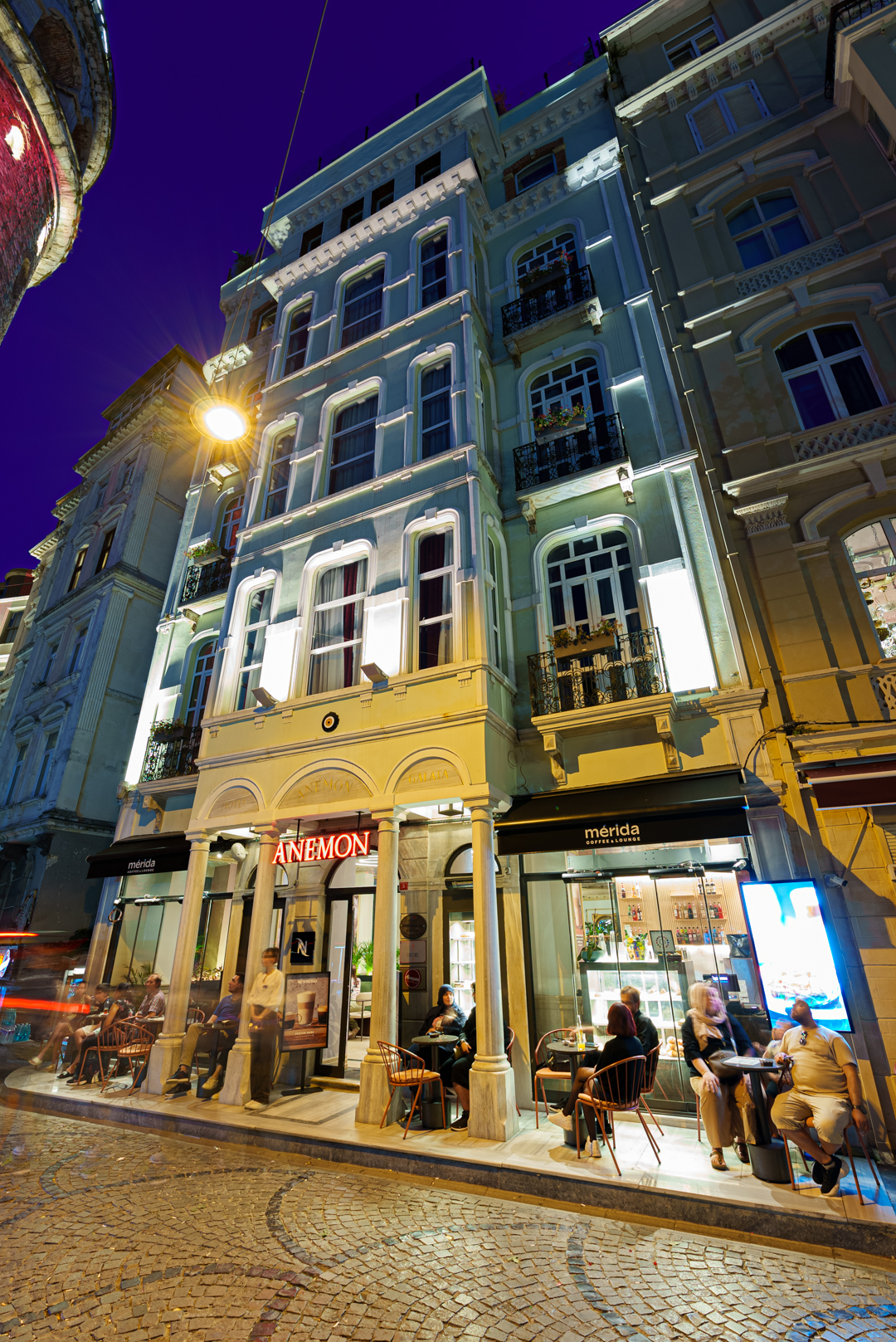 Anemon Galata açıldı.